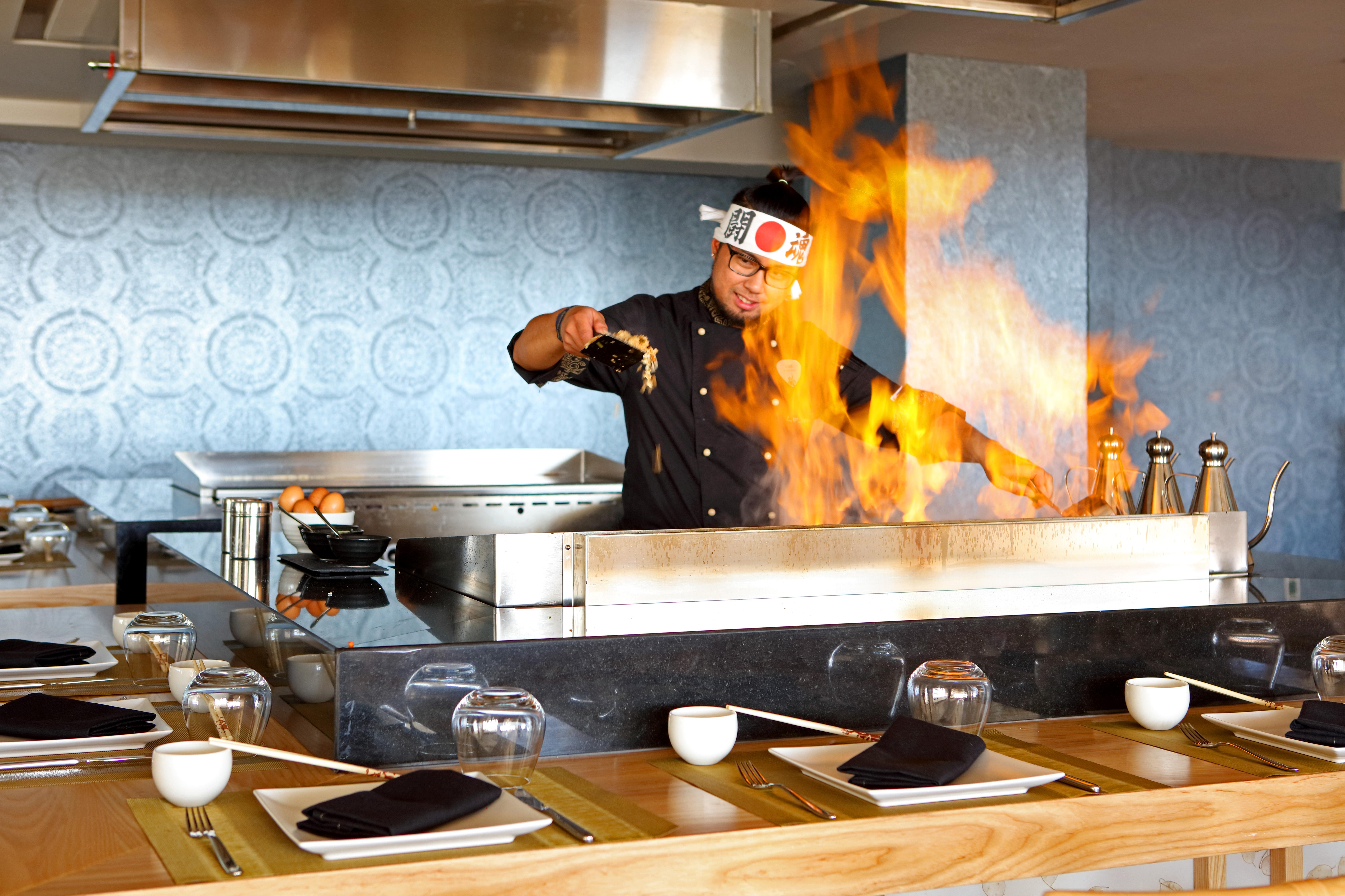 فندق هارد روك تينيريفي أذيخي المظهر الخارجي الصورة A Japanese chef cooking with a flaming torch